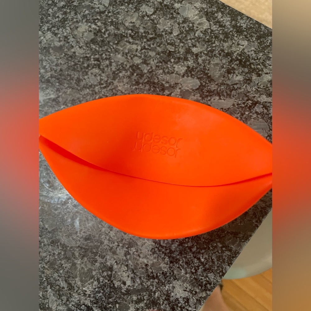 Popcorn maker in the microwave